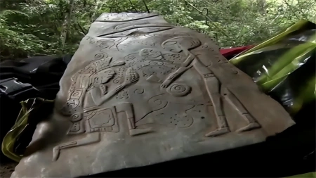 墨西哥洞穴内发现外星人图像和铭文石板，被称为“初见之石”